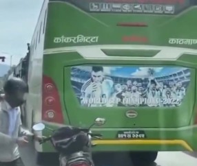 忠实拥趸！一位球迷在堵车时擦拭大巴上的梅西海报，清理灰尘