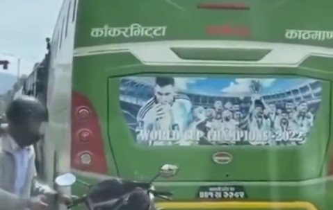 忠实拥趸！一位球迷在堵车时擦拭大巴上的梅西海报，清理灰尘